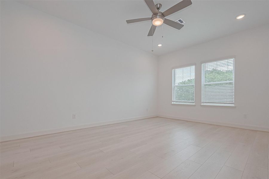 Spacious, unfurnished interior of a new home in Regents Court, Houston (Image 37).