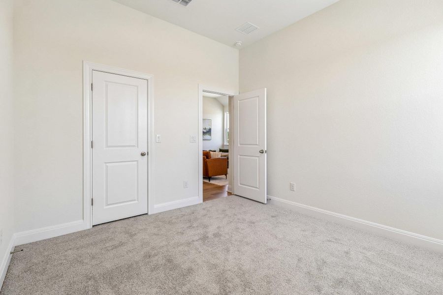 Spacious, unfurnished interior of a new home in Persimmon, Buda (Image 27).