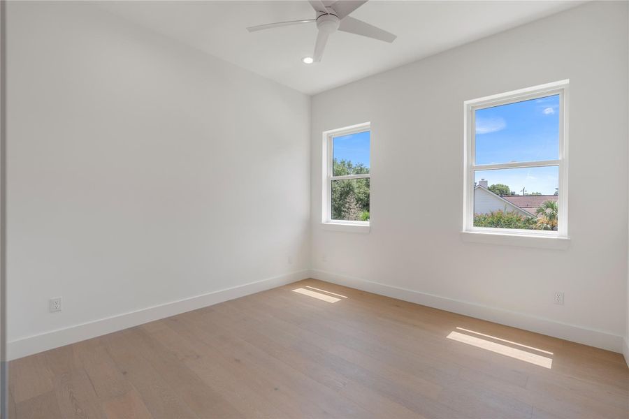 Secondary bedroom.