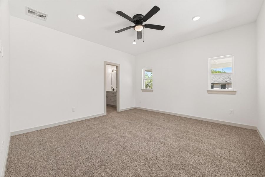 Spacious, unfurnished interior of a new home in , Hempstead (Image 44).