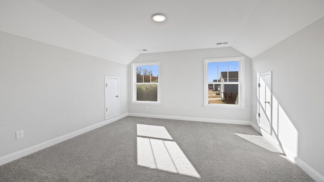 Spacious, unfurnished interior of a new home in Sunset Summits, Spartanburg (Image 26).
