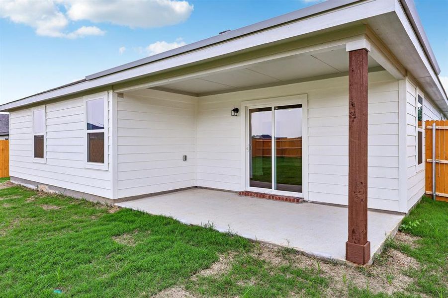 Exterior details and patio area of a home in Middlefield Village, Dallas (Image 20).