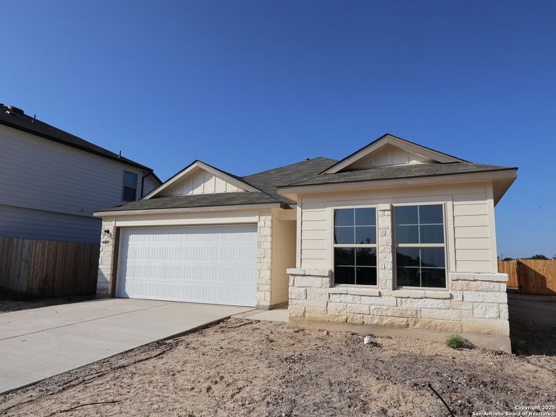 Exterior details and patio area of a home in Blue Ridge Ranch, San Antonio (Image 23).
