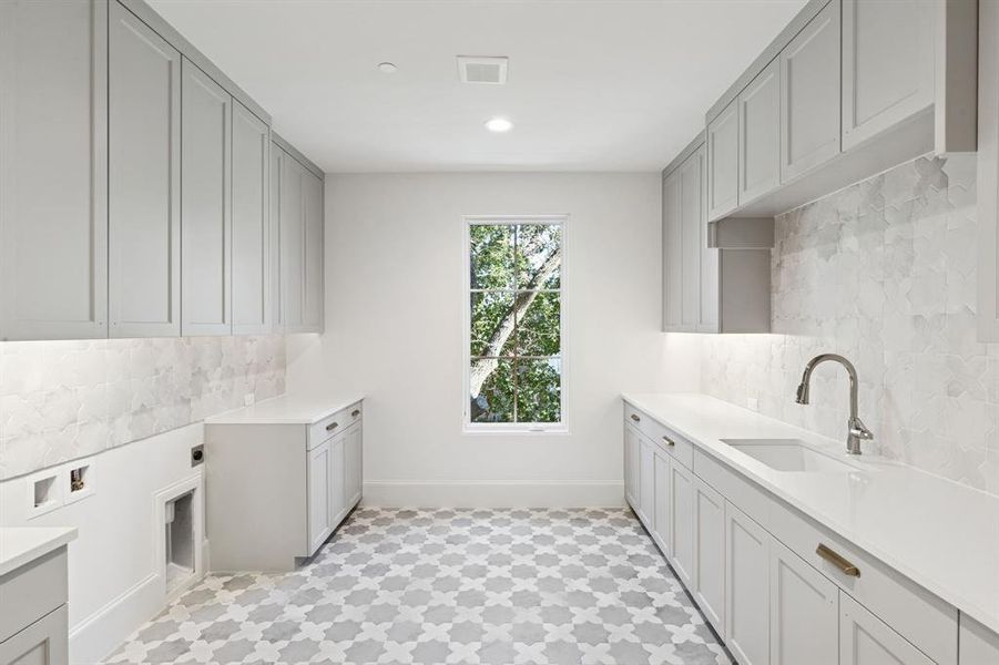 Furnished interior view inside a new home in Highland Park, Dallas (Image 28).