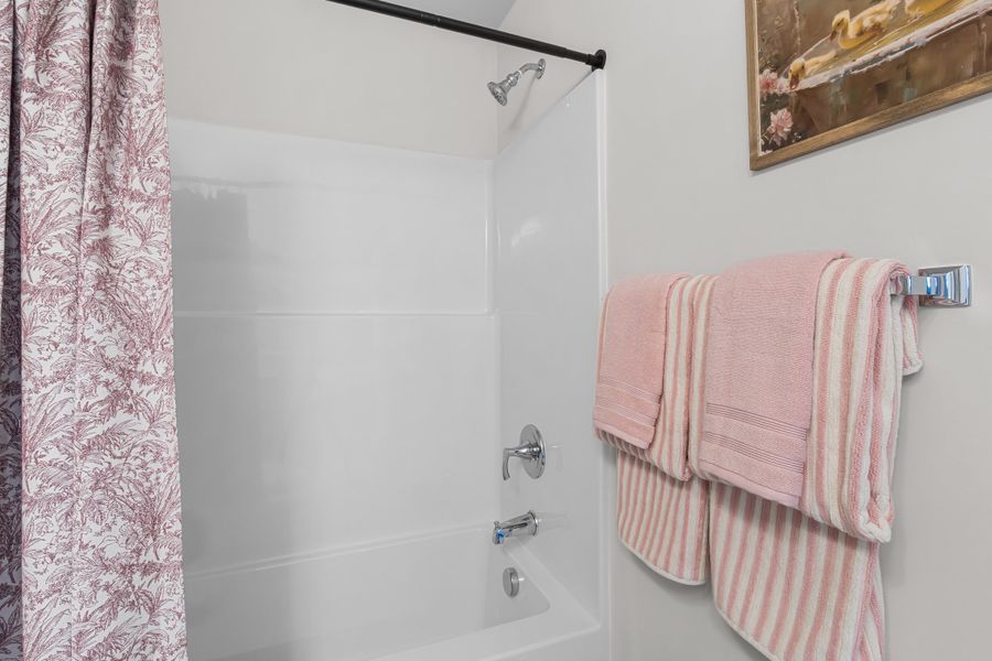 Representative interior finishes for a home built from the Oak by McGuinn Homes in Faith Hill, West Columbia (Image 21).