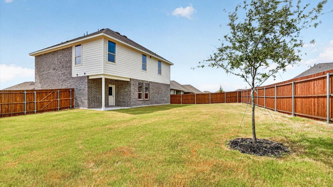 Exterior details and patio area of a home in Saratoga, Granbury (Image 4).