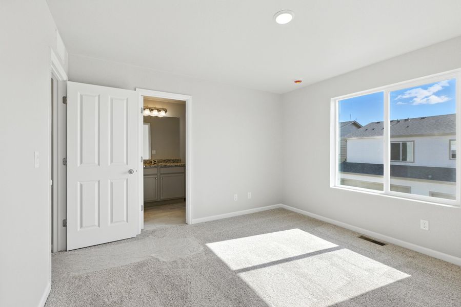 Spacious, unfurnished interior of a new home in Pintail Commons at Johnstown Village, Johnstown (Image 12).