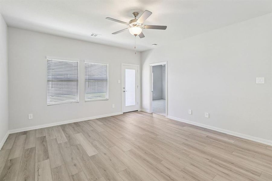 Spacious, unfurnished interior of a new home in Lakehaven - Spring Series, Farmersville (Image 15).