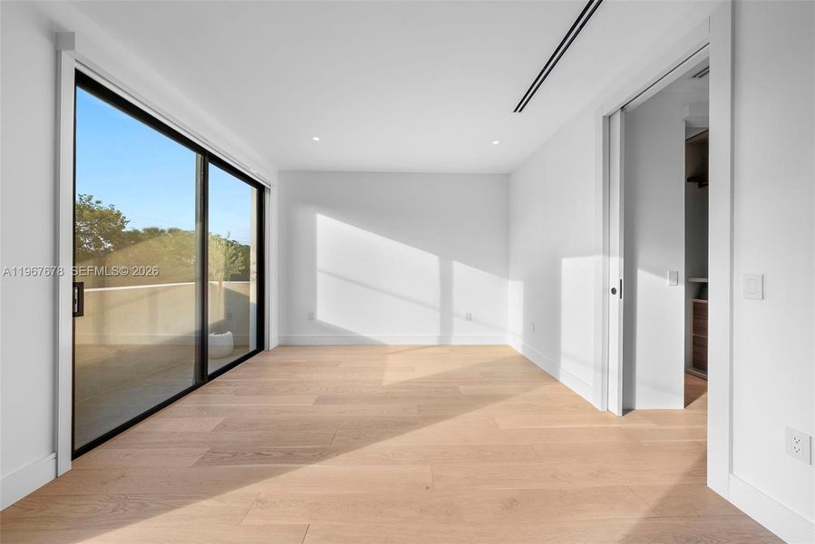 Spacious, unfurnished interior of a new home in , Miami (Image 78).