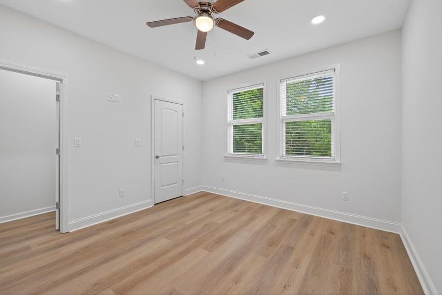 Spacious, unfurnished interior of a new home in , Oxford (Image 63).