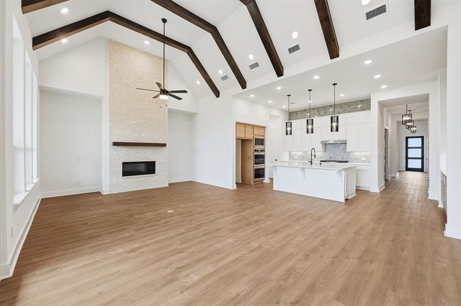 Spacious, unfurnished interior of a new home in Ridge Crossing, Waxahachie (Image 15).