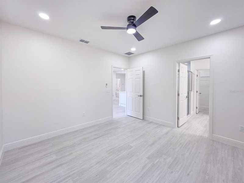 Spacious, unfurnished interior of a new home in , Deland (Image 25).