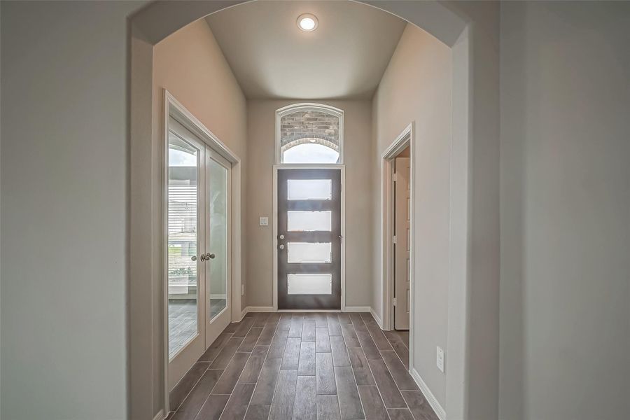 Spacious, unfurnished interior of a new home in Lago Mar, Texas City (Image 31).