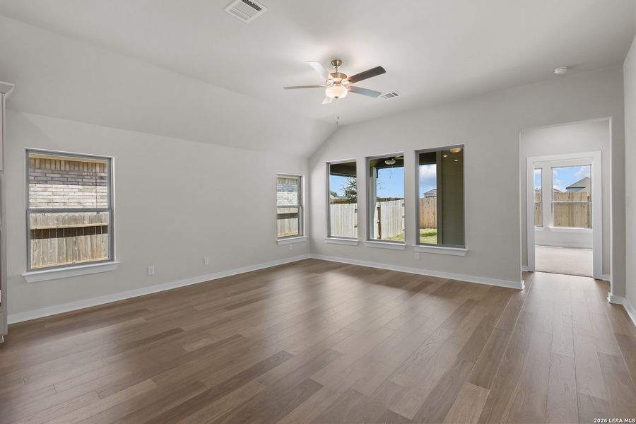 Spacious, unfurnished interior of a new home in Stillwater Ranch, San Antonio (Image 28).