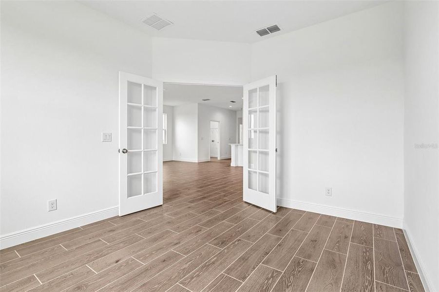 Spacious, unfurnished interior of a new home in Park View at the Hills, Minneola (Image 16).