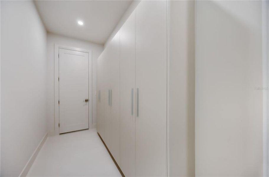 Spacious, unfurnished interior of a new home in , Sarasota (Image 77).