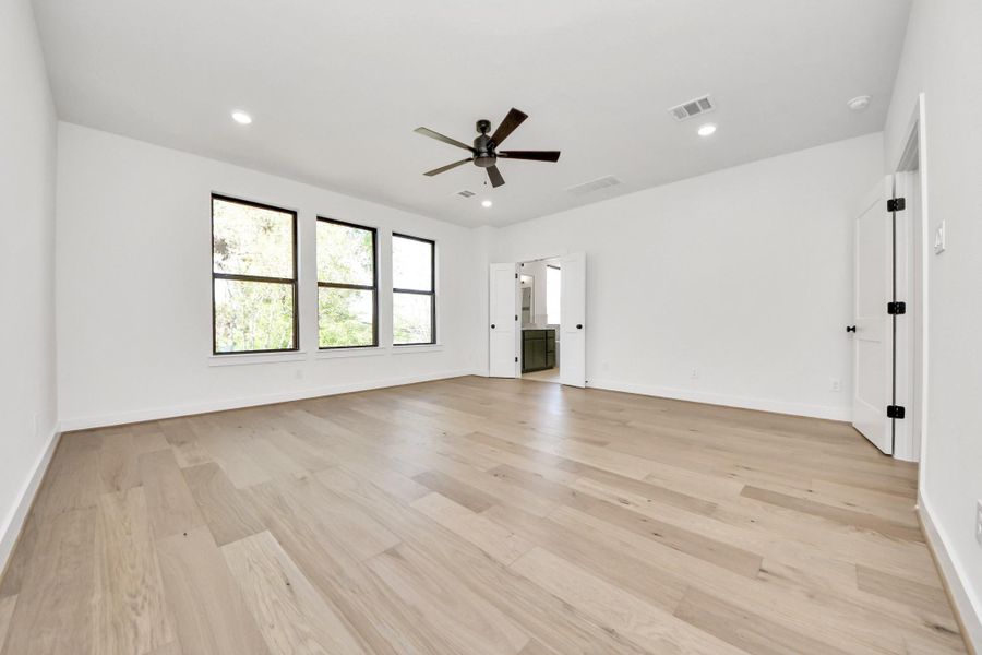 Spacious, unfurnished interior of a new home in Caywood Place, Houston (Image 38).