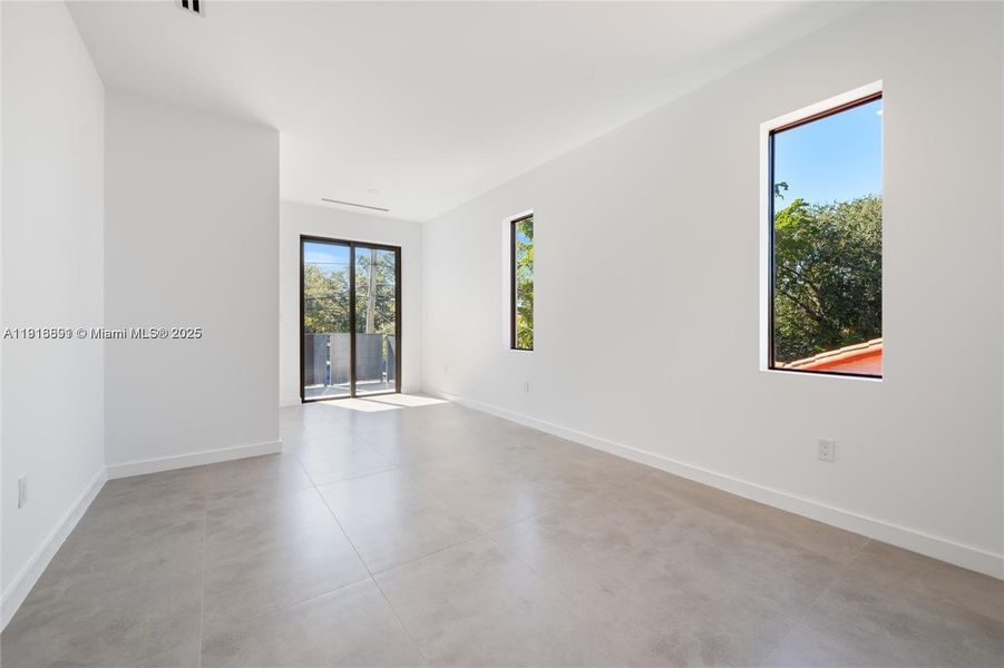 Spacious, unfurnished interior of a new home in , Miami (Image 20).