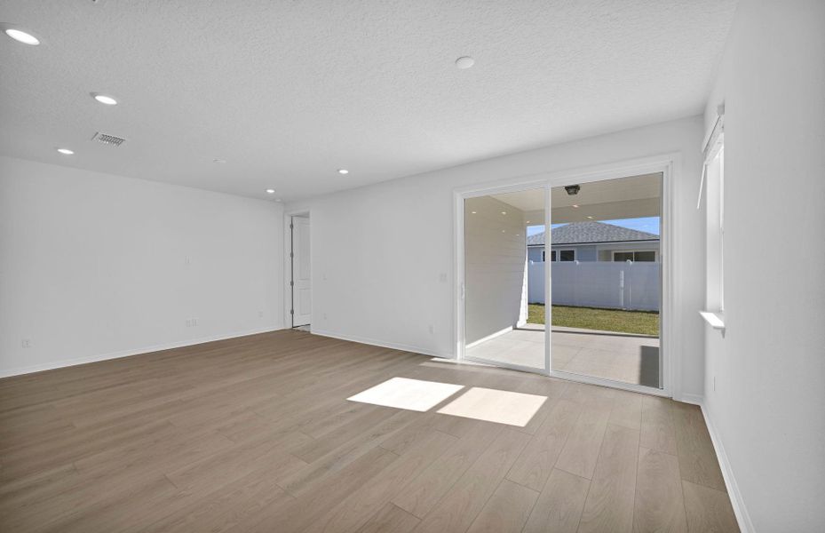 Spacious, unfurnished interior of a new home in Murray Farms, Middleburg (Image 19).
