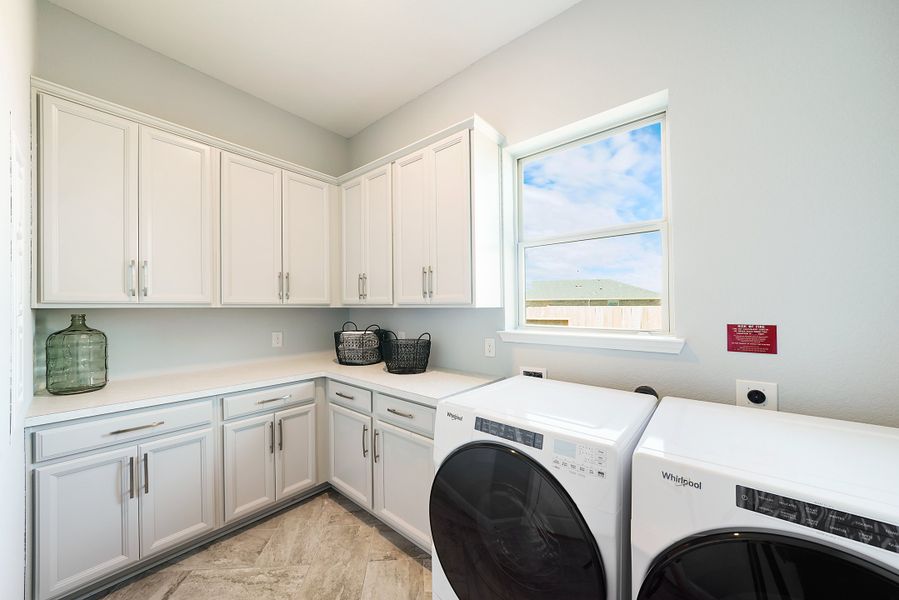 Furnished interior view inside a new home in Ellwood: Heritage Collection, Iowa Colony (Image 11).
