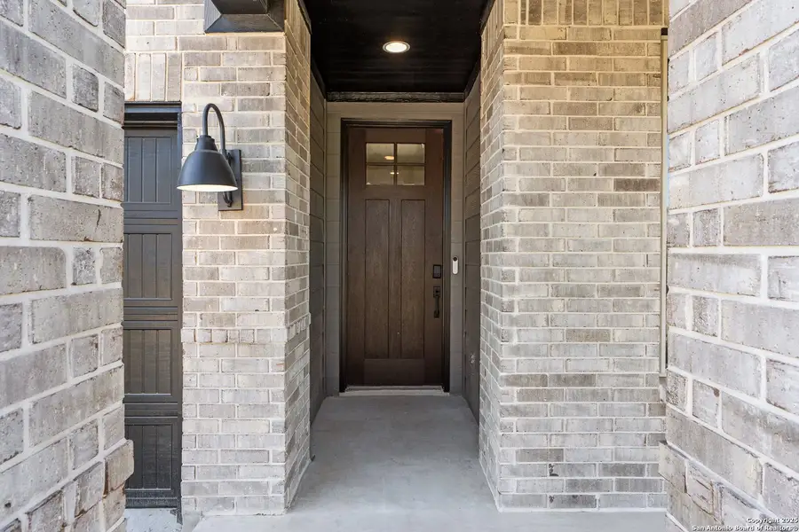 Exterior details and patio area of a home in Horizon Ridge, San Antonio (Image 2). Exterior details and patio area of a home in Horizon Ridge, San Antonio (Image 2).