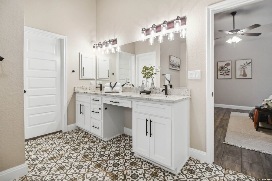 Furnished interior view inside a new home in , La Vernia (Image 28).