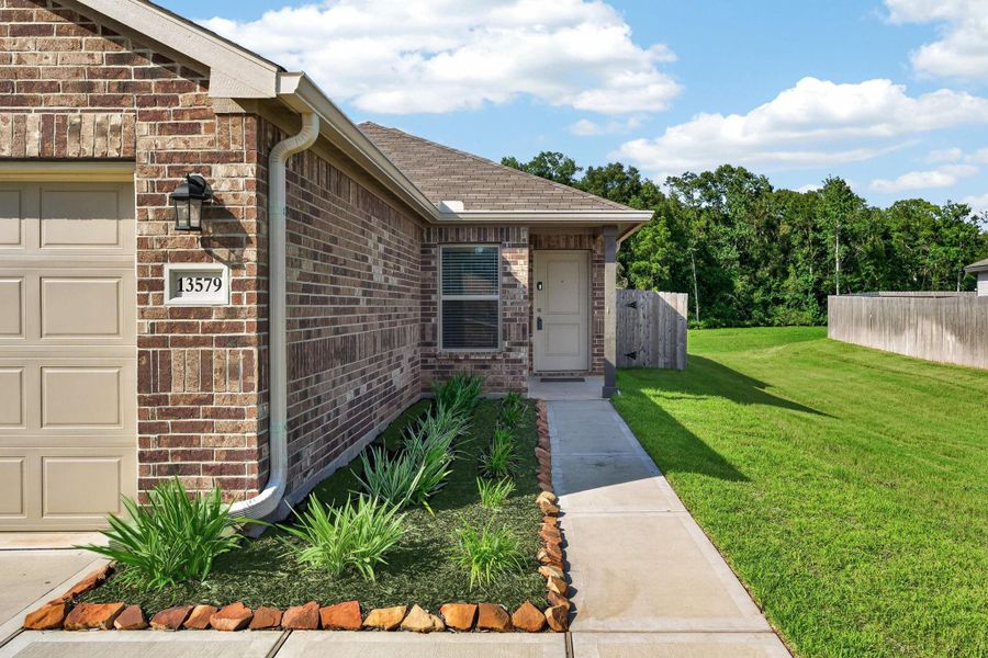 Exterior details and patio area of a home in Caney Mills, Conroe (Image 3).