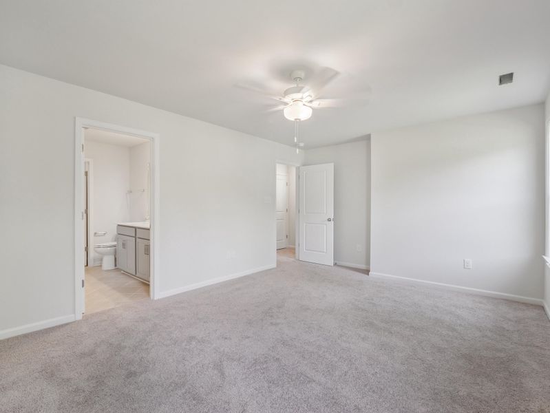 Spacious, unfurnished interior of a new home in Central Creek, Goose Creek (Image 19).