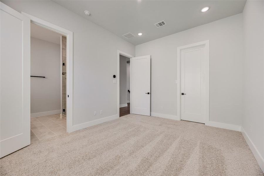 Spacious, unfurnished interior of a new home in Collin Creek, Plano (Image 13). Spacious, unfurnished interior of a new home in Collin Creek, Plano (Image 13).