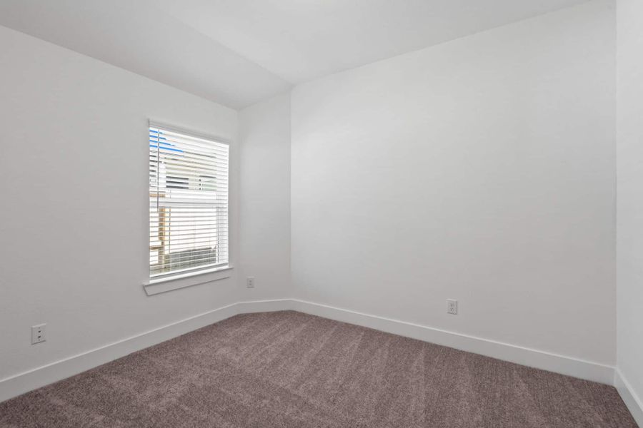 Spacious, unfurnished interior of a new home in Meridiana, Iowa Colony (Image 19).