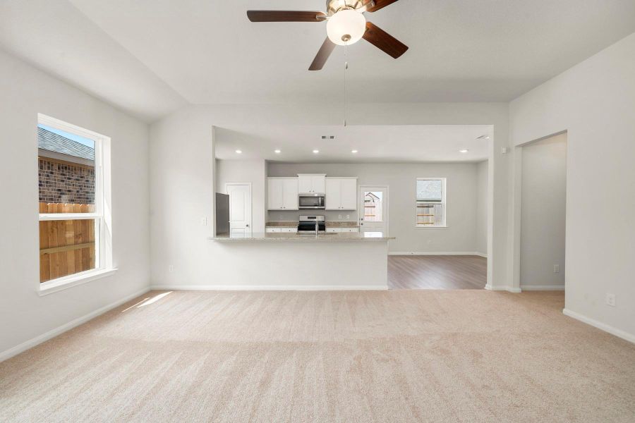 Spacious, unfurnished interior of a new home in Lago Mar, Texas City (Image 7).
