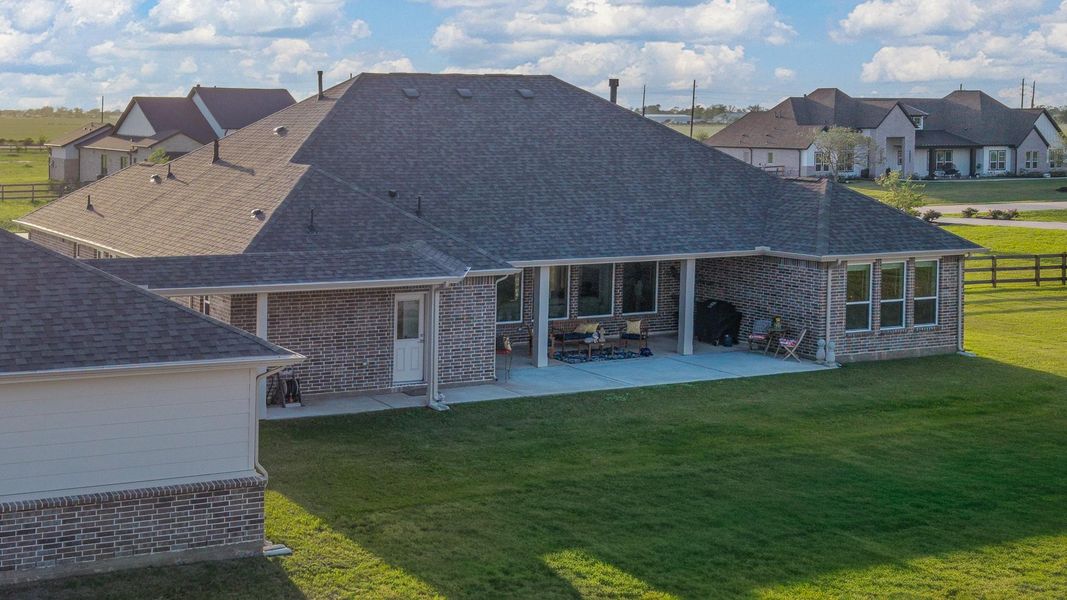 Exterior details and patio area of a home in Lakeview, Waller (Image 27).