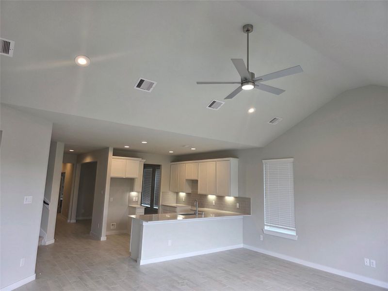 Spacious, unfurnished interior of a new home in Barton Creek Ranch, Conroe (Image 11). Spacious, unfurnished interior of a new home in Barton Creek Ranch, Conroe (Image 11).