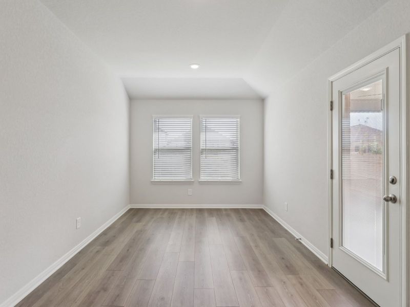 Spacious, unfurnished interior of a new home in Arcadia Ridge - Premier Series, San Antonio (Image 8).