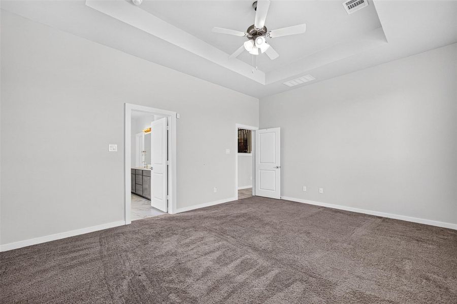 Spacious, unfurnished interior of a new home in , Mont Belvieu (Image 46).
