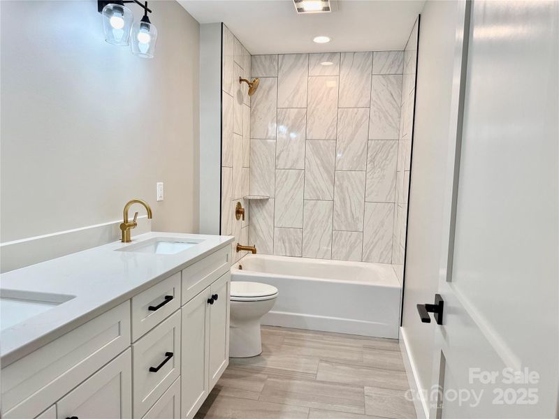 Shared bathroom upstairs Shared bathroom upstairs