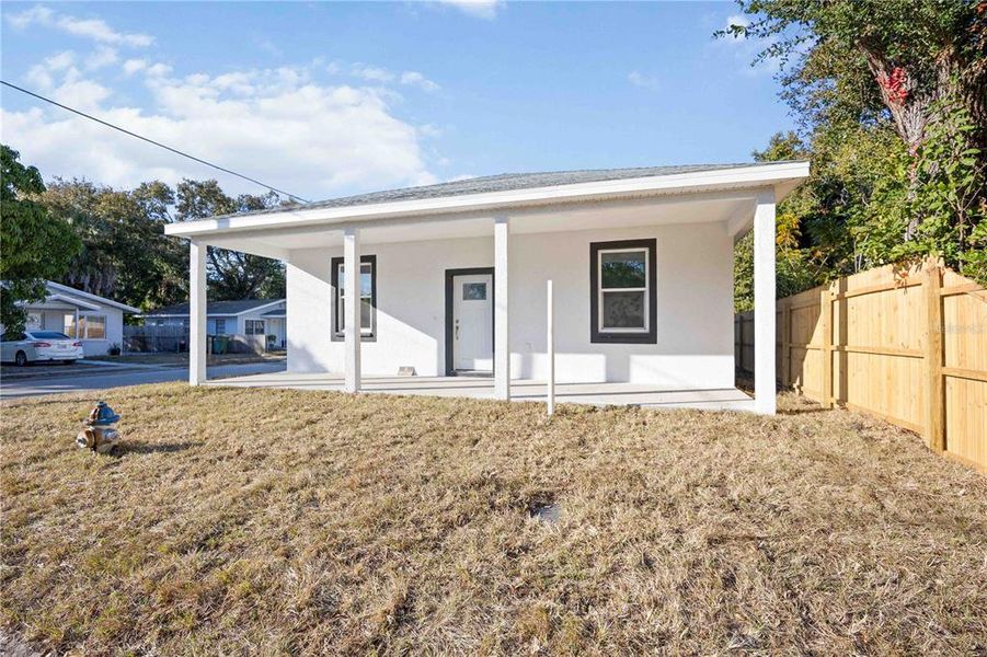 Exterior details and patio area of a home in , Bradenton (Image 12).