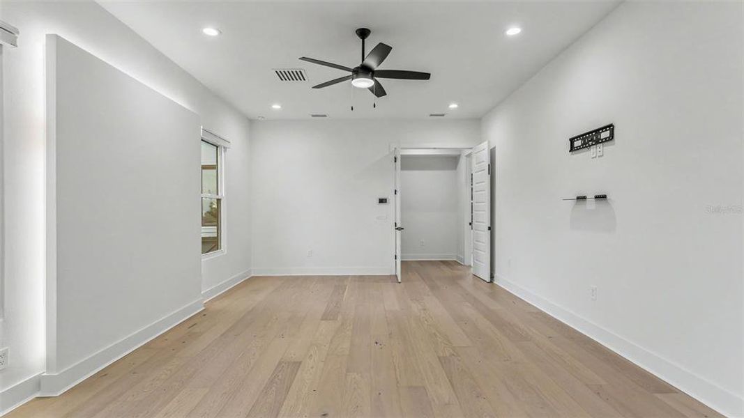 Spacious, unfurnished interior of a new home in , Lakeland (Image 42).