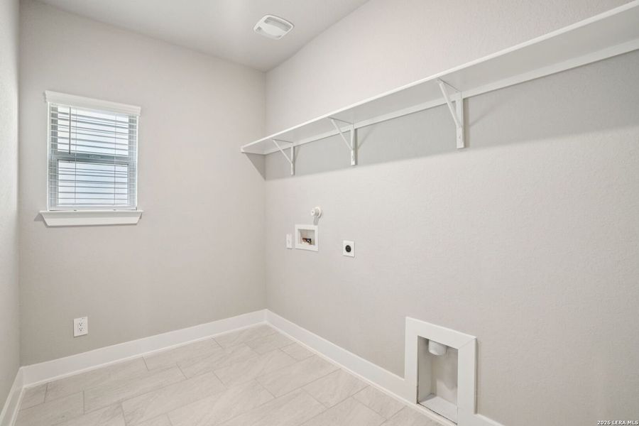 Spacious, unfurnished interior of a new home in Lark Canyon, New Braunfels (Image 38).