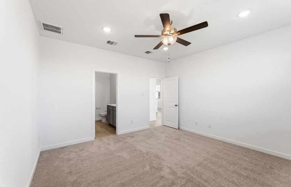 Spacious, unfurnished interior of a new home in Sonterra, Jarrell (Image 34).