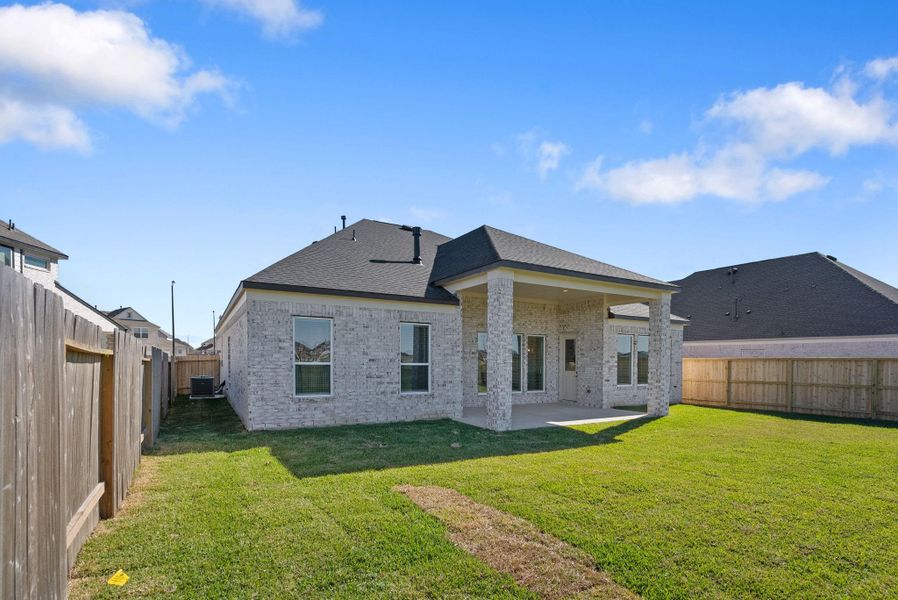 Exterior details and patio area of a home in Beacon Hill, Waller (Image 3).