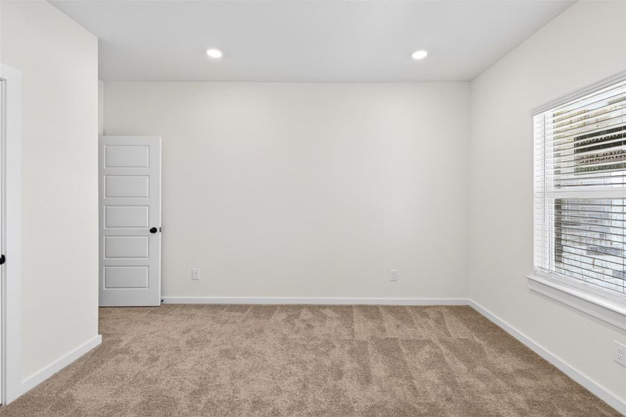 Spacious, unfurnished interior of a new home in , Alvin (Image 34).