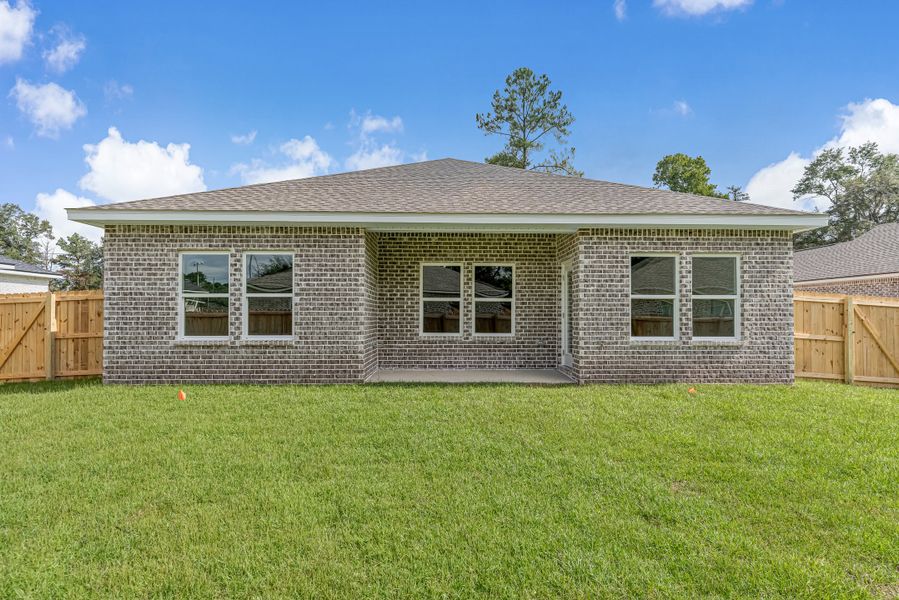 Exterior details and patio area of a home in Oak Hollow, Crestview (Image 2).