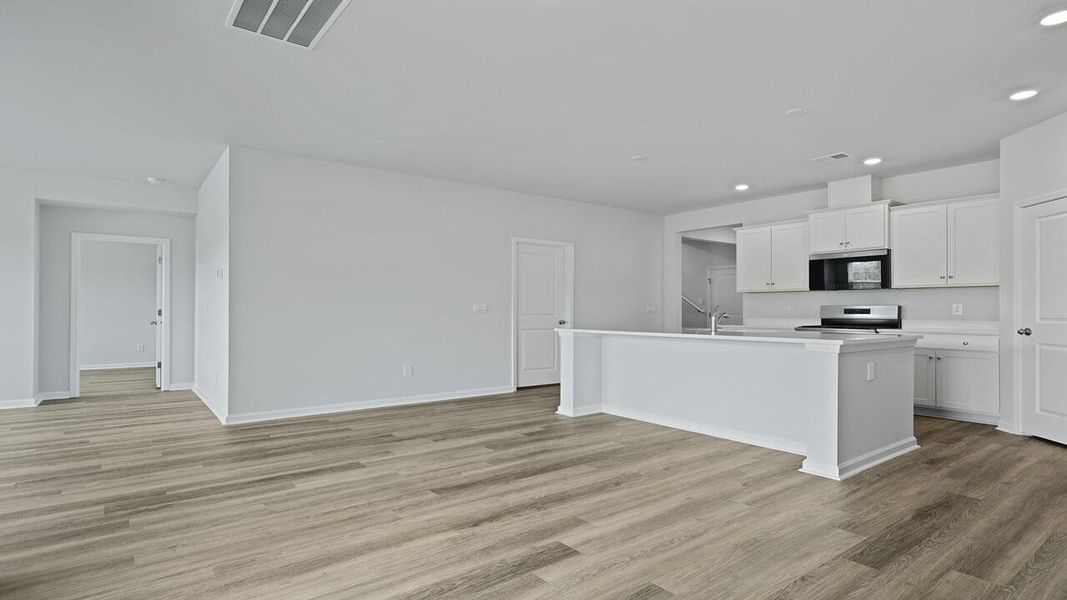 Spacious, unfurnished interior of a new home in Carolina Groves, Moncks Corner (Image 33).