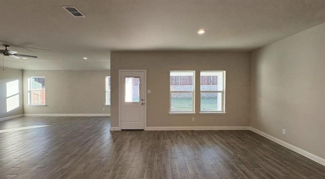 Spacious, unfurnished interior of a new home in Sandstone Estates, Granbury (Image 10).