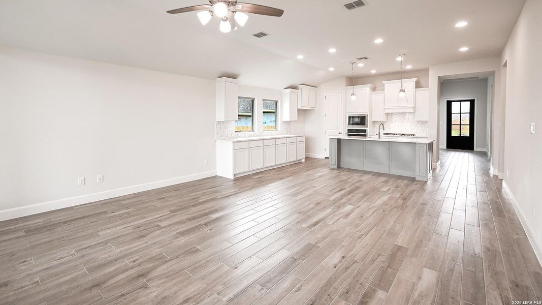 Spacious, unfurnished interior of a new home in The Parklands, Schertz (Image 24).