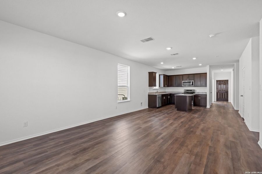 Spacious, unfurnished interior of a new home in Davis Ranch, San Antonio (Image 17).