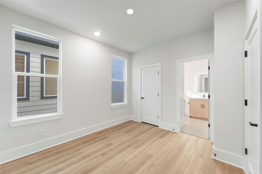 Spacious, unfurnished interior of a new home in Jesselton Square at Creekmont, Houston (Image 12). Spacious, unfurnished interior of a new home in Jesselton Square at Creekmont, Houston (Image 12).