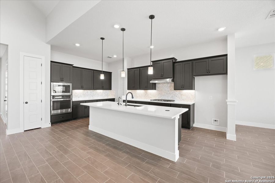 Furnished interior view inside a new home in Village at Three Oaks, Seguin (Image 10). Furnished interior view inside a new home in Village at Three Oaks, Seguin (Image 10).