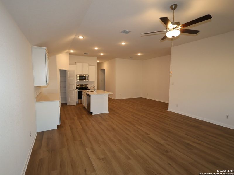 Spacious, unfurnished interior of a new home in Greenspoint Heights, Seguin (Image 33).